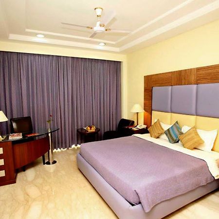 Hotel Star Rocks New Delhi Bagian luar foto
